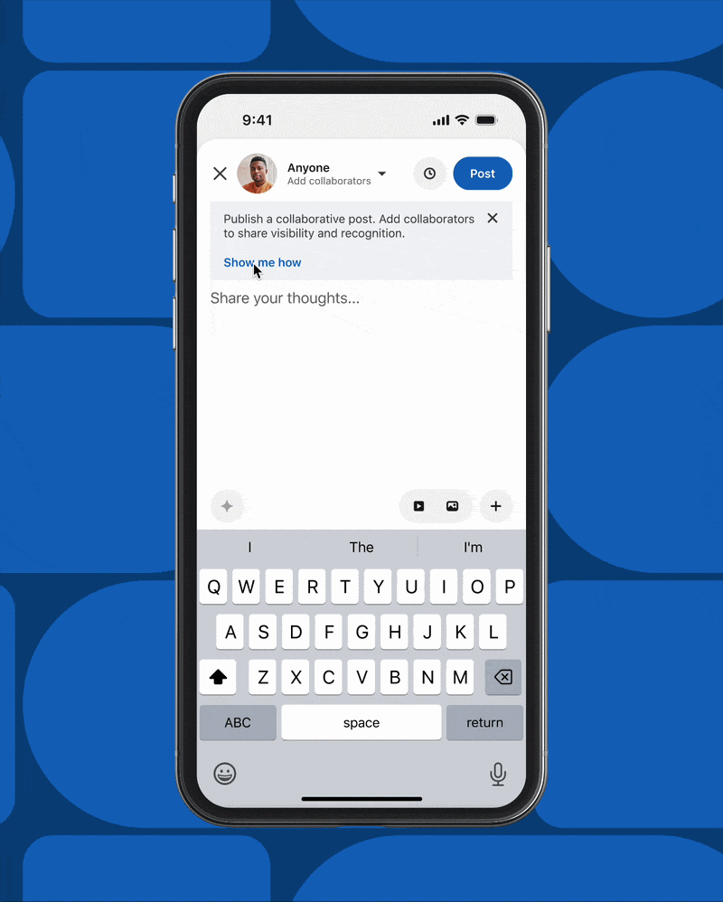 Ein Smartphone zeigt kollaborative Posts auf LinkedIn.