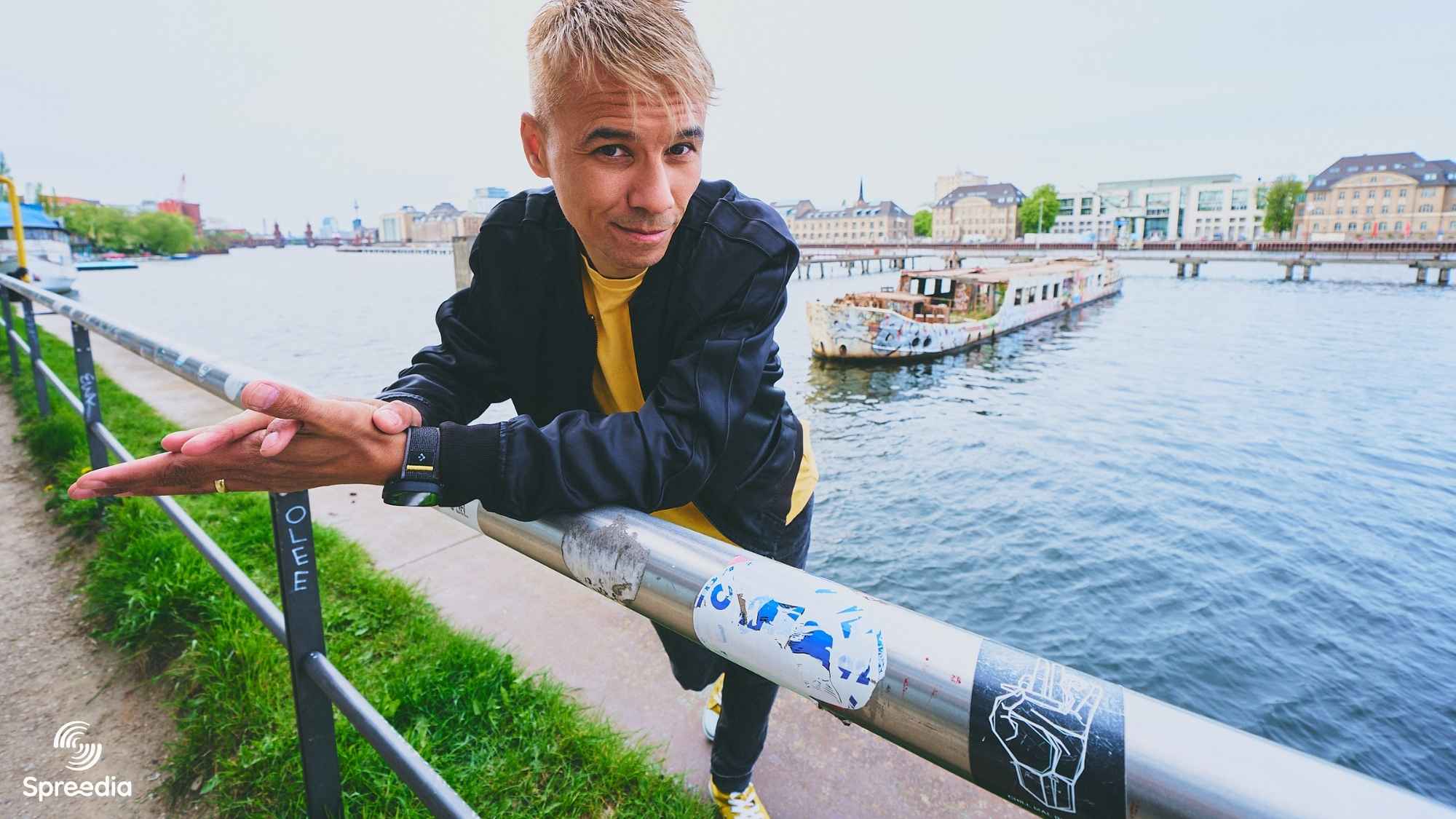 Ben Harmanus am Ufer der Spree in Berlin. Foto: Alexander Schneider