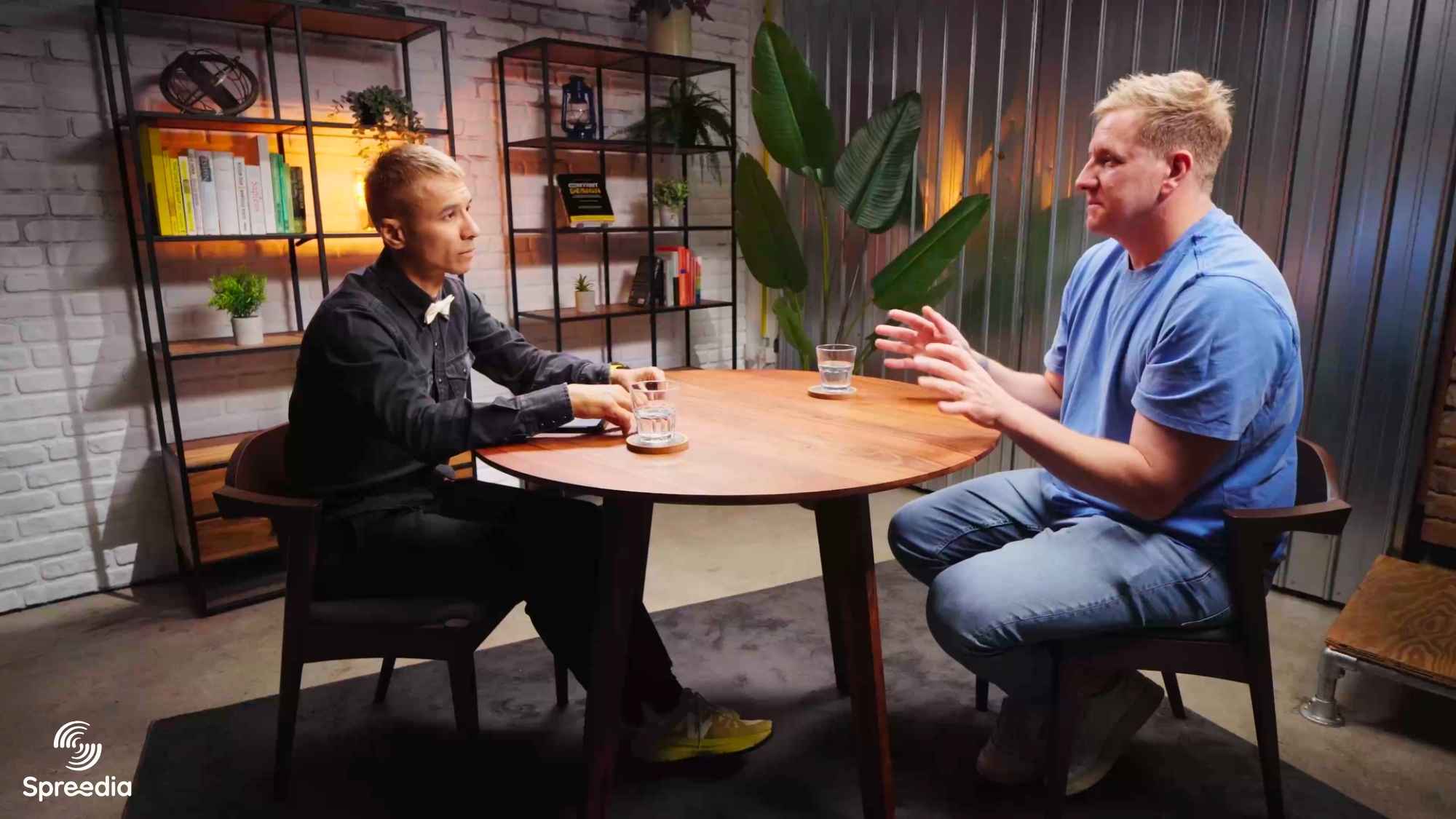 Philipp Witzmann von nebenan.de mit Show Host Ben Harmanus im Values & Ventures Studio.